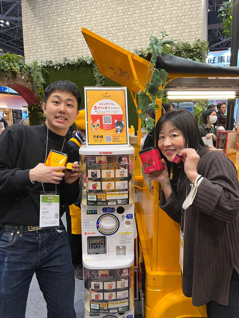ティータイムの宝物：ジャンナッツ パリとバンダイのガシャポンⓇがFOODEX 2024に登場